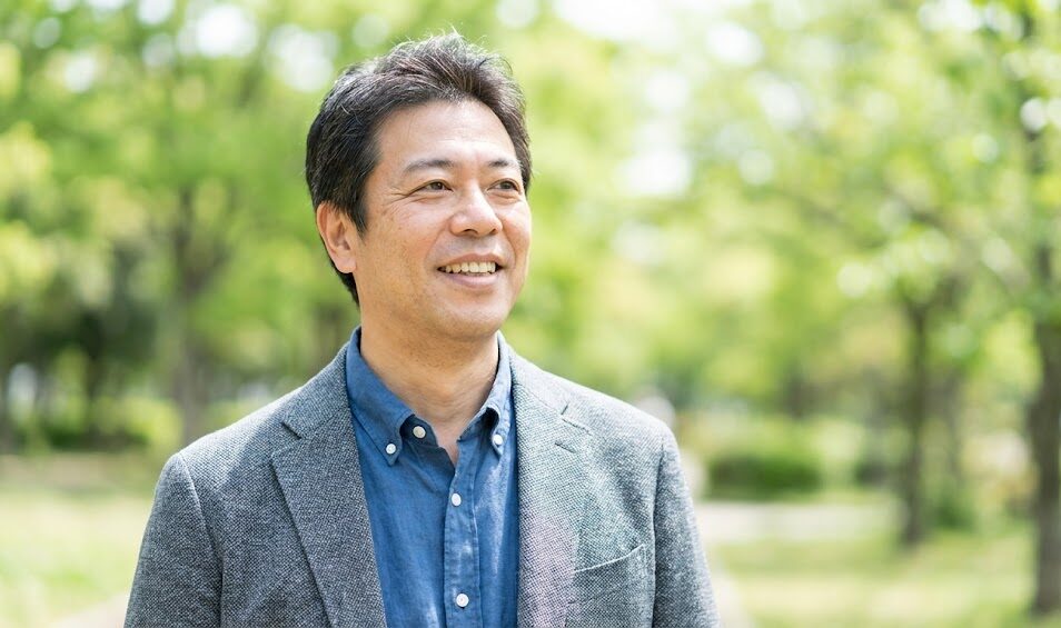 明るい屋外（公園など）で、上半身のショット