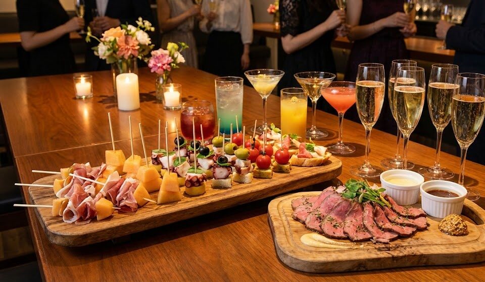 色とりどりのピンチョスやローストビーフなどの華やかな料理が、おしゃれな大皿に盛られている写真
